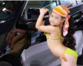BAMBINE MODELLE IN BIKINI AL MOTORSHOW, BUFERA IN CINA