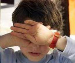 TIRA CIABATTA A UNA BIMBA INDAGATA UN’EDUCATRICE