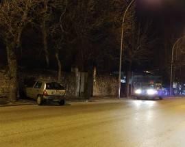 L’AQUILA: AUTO SI SCHIANTA CONTRO UN MURO, ILLESI PASSEGGERI