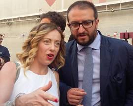 BALLOTTAGGIO L’AQUILA: MELONI ABBRACCIA BIONDI, ”DAVIDE HA VINTO SU GOLIA”