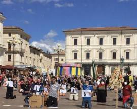 L’AQUILA: SIT-IN IN PIAZZA DUOMO CONTRO RAZZISMO, ”SCHIAVI UNITI D’AMERICA”