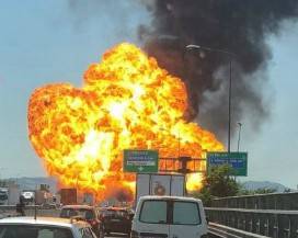 ”APOCALISSE” SULLA A14: ESPLODE TIR A BOLOGNA, UN MORTO E SETTANTA FERITI