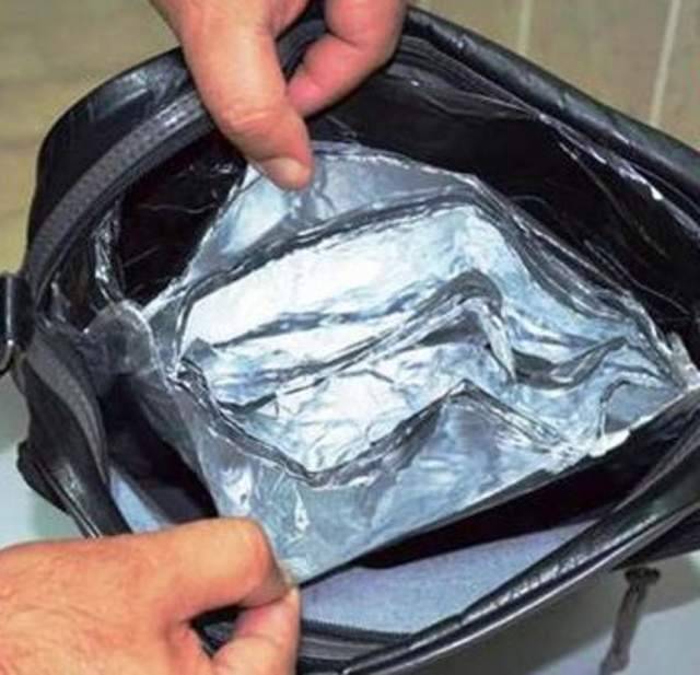 CON BORSA SCHERMATA RUBA IN NEGOZI CENTRO COMMERCIALE