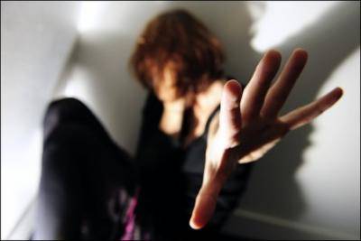 BOTTE A MADRE PER LA DROGA, RAGAZZA DI 22 ANNI DENUNCIATA
