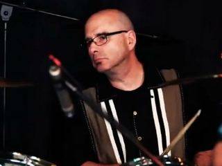 BATTERISTA MUORE D’INFARTO SUL PALCO: LA BAND CONTINUA A SUONARE