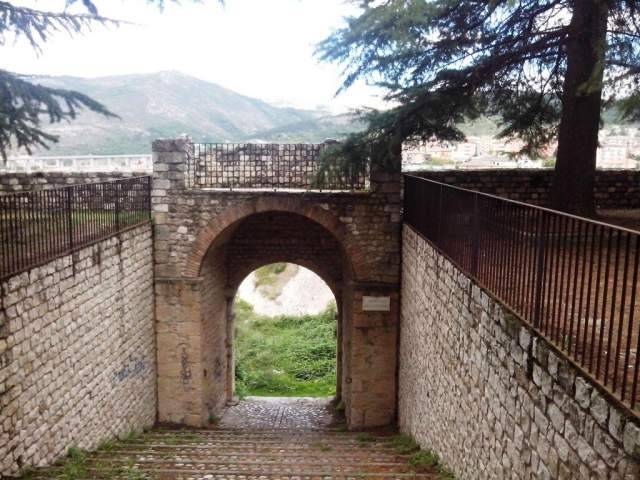 L’AQUILA: COMITATO DENUNCIA, ”PORTA BRANCONIA NEL DEGRADO”