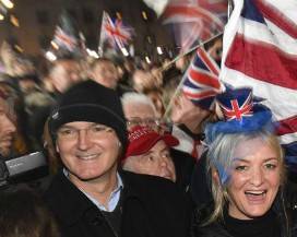 BREXIT: GRAN BRETAGNA FUORI DALL’UE, GRANDE FESTA DAVANTI A WESTMINSTER