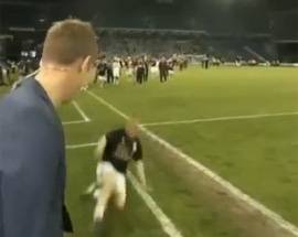 IL CALCIATORE ”FALCIA” IL TELECRONISTA IN TACKLE – GUARDA IL VIDEO