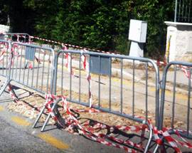 L’AQUILA: BUCA A PETTINO, DISAGI PER LE AUTO IN ATTESA DELL’ASFALTO