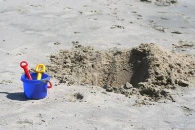 TRAGEDIA IN FRANCIA: BAMBINA ITALIANA MUORE IN BUCA SULLA SPIAGGIA