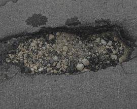 L’AQUILA: GROSSE BUCHE IN VIA DEL TORCITURO, SEGNALAZIONI E PROTESTE