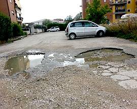 L’AQUILA: STRADE CON BUCHE IN ZONA OVEST, COMUNE CORRE AI RIPARI