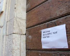 L’AQUILA: CANTIERE NON PARTE, L’IRONIA, ‘BUILDING NOT FOUND’