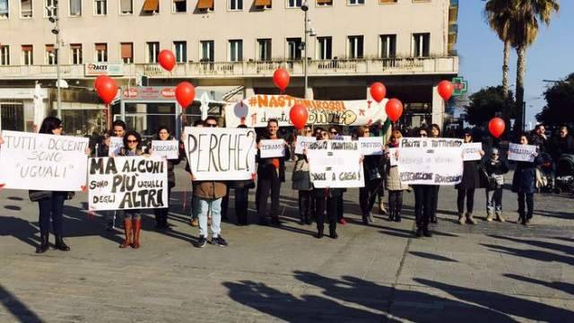 SCUOLA: FLASH MOB DEGLI INSEGNANTI A PESCARA, ”NO ALLA MOBILITA’ OBBLIGATA CON CATTEDRE AL NORD”