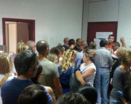 L’AQUILA: ANCORA CODE E CAOS PER IL RITIRO DEI BUONI MENSA