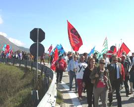 CRISI BURGO: I LAVORATORI BLOCCANO AUTOSTRADA E LA LOTTA SI SPOSTA AL MINISTERO DELL’ECONOMIA