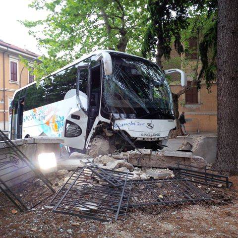 BUS FINISCE CONTRO UN  MURO, AUTISTA FERITO AD AVEZZANO