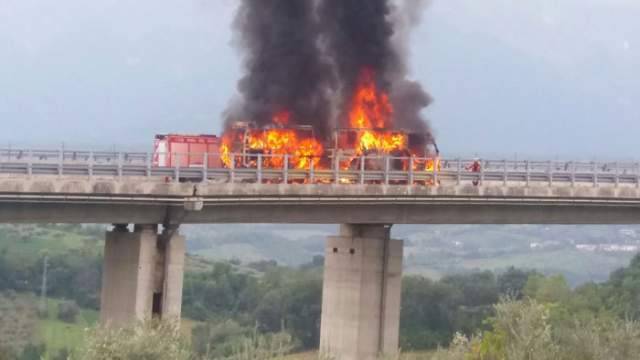 AUTOBUS IN FIAMME SULL’A24, PAURA PER PASSEGGERI A COLLEDARA