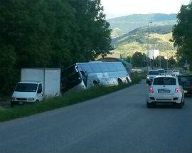 L’AQUILA: BUS ESCE DI STRADA E FINISCE SU VIVAIO, PAURA A BAZZANO