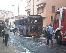 AUTOBUS PRENDE FUOCO A CHIETI PANICO TRA I PASSEGGERI