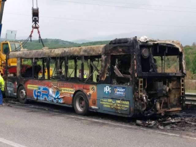 BUS DISTRUTTO DALLE FIAMME SULLA STATALE 17 ALL’AQUILA