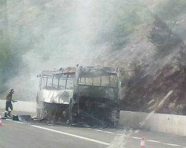 BUS IN FIAMME SULL’A25, PUBBLICO DI ”C’E’ POSTA PER TE” RESTA A PIEDI