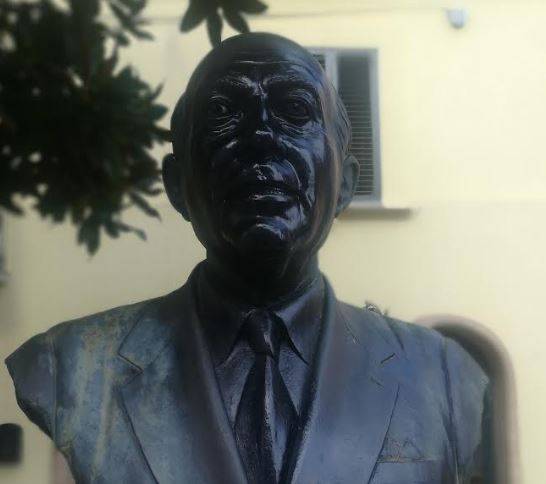 VASTO: IMBRATTATO CON VERNICE NERA BUSTO DI GIUSEPPE SPATARO