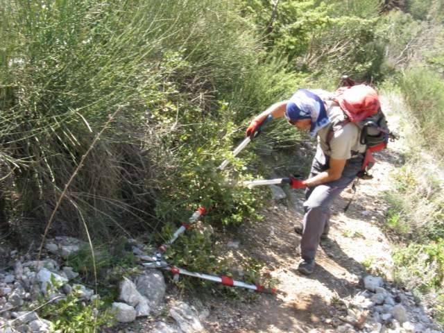 INCENDIO MONTE MORRONE, ATTIVISTI DEL CAI RIPRISTIANO LA SEGNALETICA DEI SENTIERI