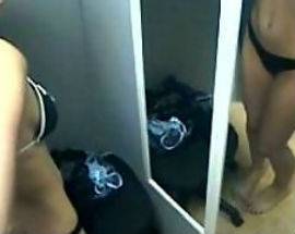 SCOPRE FURTO RIPRENDENDO DI NASCOSTO DONNA IN CAMERINO, DENUNCIATO