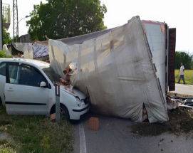CAMION SI RIBALTA A SULMONA E CENTRA UN’AUTO, DUE FERITI