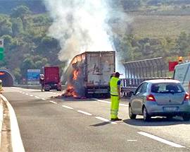 A24: CAMION DI CARTA A FUOCO, CHIUSA AUTOSTRADA A COCULLO