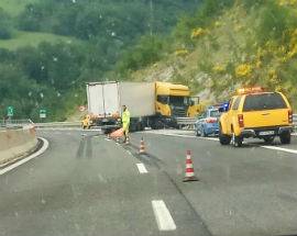 TIR IN AVARIA SU A24, TRAGEDIA SFIORATA PRIMA DEL TRAFORO