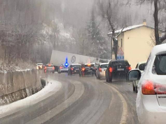 MALTEMPO: NEVE SULL’ABRUZZO INTERNO, INCIDENTI SULL’A24 E UN TIR FUORI STRADA ALL’AQUILA
