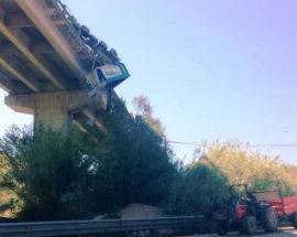 CAMION SFONDA GUARDRAIL E RESTA IN BILICO, CONDUCENTE FERITO