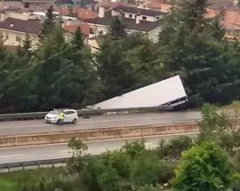 L’AQUILA: SCONTRO IN A24 TRA CAMION E AUTOMOBILE
