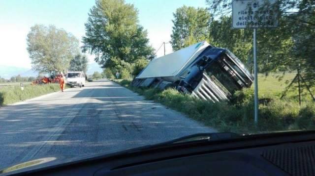 CAMION FINISCE NELLA CUNETTA E SI RIBALTA NEL FUCINO