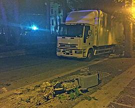 L’AQUILA: CAMION SI SFRENA E DANNEGGIA AUTO E AIUOLA