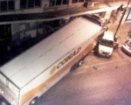 CAMION CONTRO PALAZZO NELLA NOTTE A PESCARA, PAURA IN CENTRO