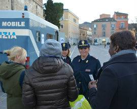 VIOLENZA DI GENERE: CAMPER POLIZIA IN PIAZZA MARTIRI A TERAMO