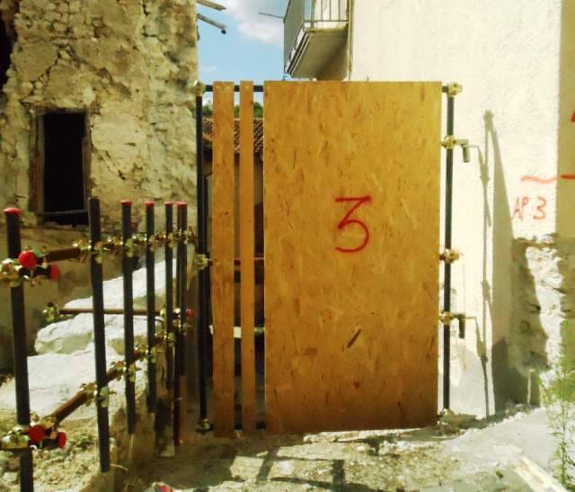 TERREMOTO: A PAGANICA VICOLI CHIUSI CON CANCELLI,”SPERPERO DI SOLDI”