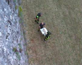 L’AQUILA: CANE  PRECIPITA NEL FOSSATO DEL CASTELLO, E’ SALVO; RECUPERATO DAI VIGILI