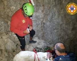 BLOCCATO PER ORE SUL CORNO GRANDE CON IL SUO CANE, ESCURSIONISTA SALVATO
