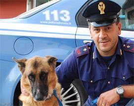 L’AQUILA: CANE SALVATO E RIFOCILLATO IN QUESTURA DAI POLIZIOTTI