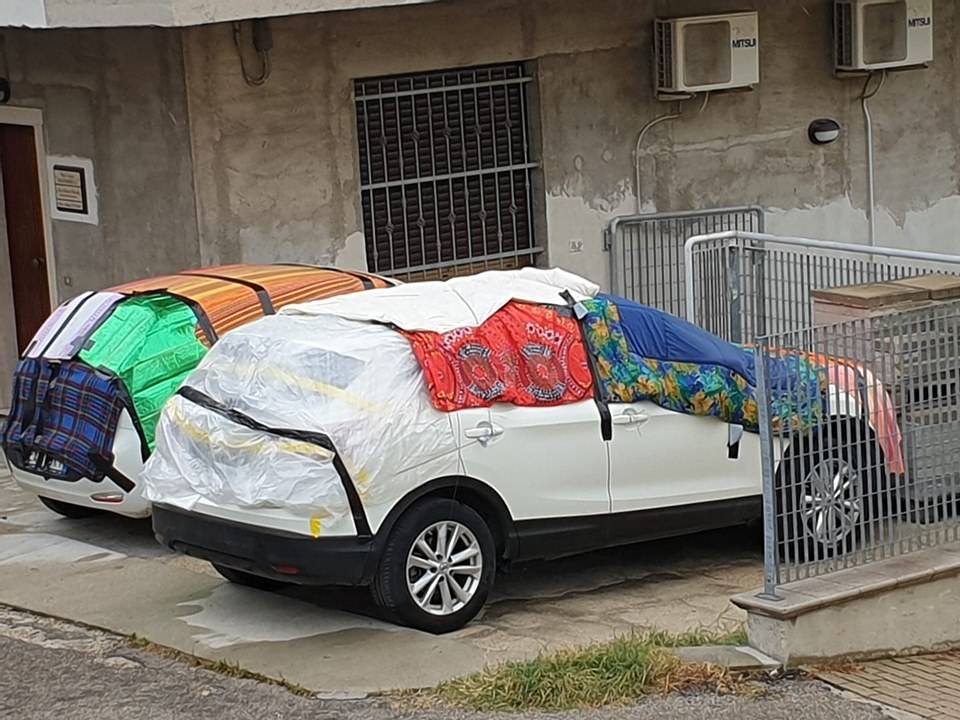 MALTEMPO, LA GRANDE PAURA: CANOTTI, MATERASSI E COPERTE SULLE AUTO, LE FOTO DAL WEB