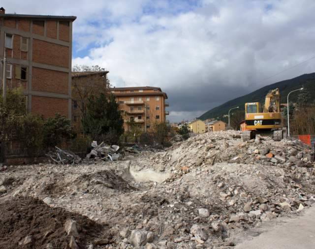 L’AQUILA: PERICOLO ETERNIT IN CANTIERE, DENUNCIA AI CARABINIERI
