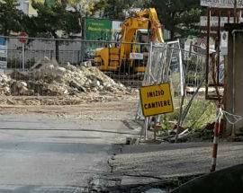 L’AQUILA: VIA PESCARA CHIUSA PER LAVORI MA CANTIERE FERMO, L’IRA DEI COMMERCIANTI