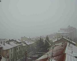 ARRIVA L’INVERNO A CAPRACOTTA: I TETTI DELLE CASE SI COPRONO DI NEVE