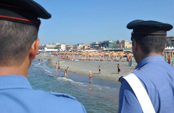 EVADE DAI DOMICILIARI E SI TUFFA, CARABINIERI LO ARRESTANO A NUOTO