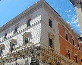 FACCIATA SGRADITA ALLA SOPRINTENDENZA, RIDIPINTO PALAZZO CARISPAQ ALL’AQUILA