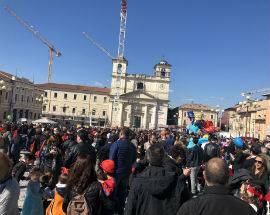 CARNEVALE L’AQUILA: CLIMA DI FESTA IN PIAZZA CON LA VOGLIA DI TORNARE A VIVERE IL CENTRO